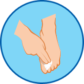 Hand cremt Fuß ein rundes Symbol