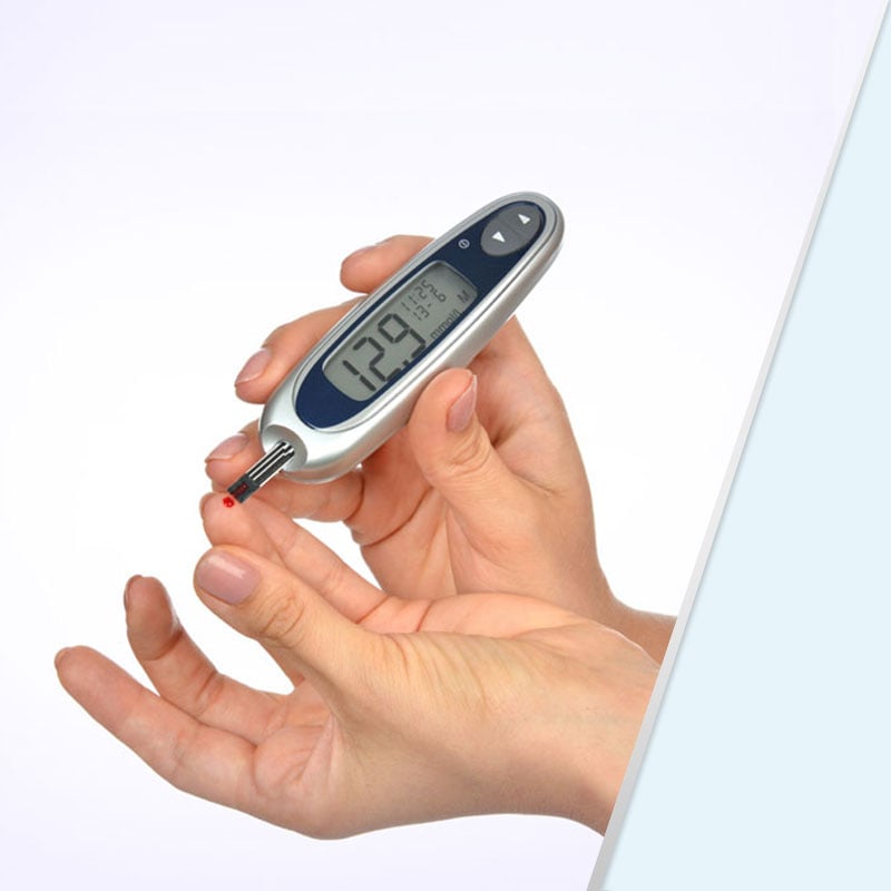 Hand mit Blutzuckermessgerät